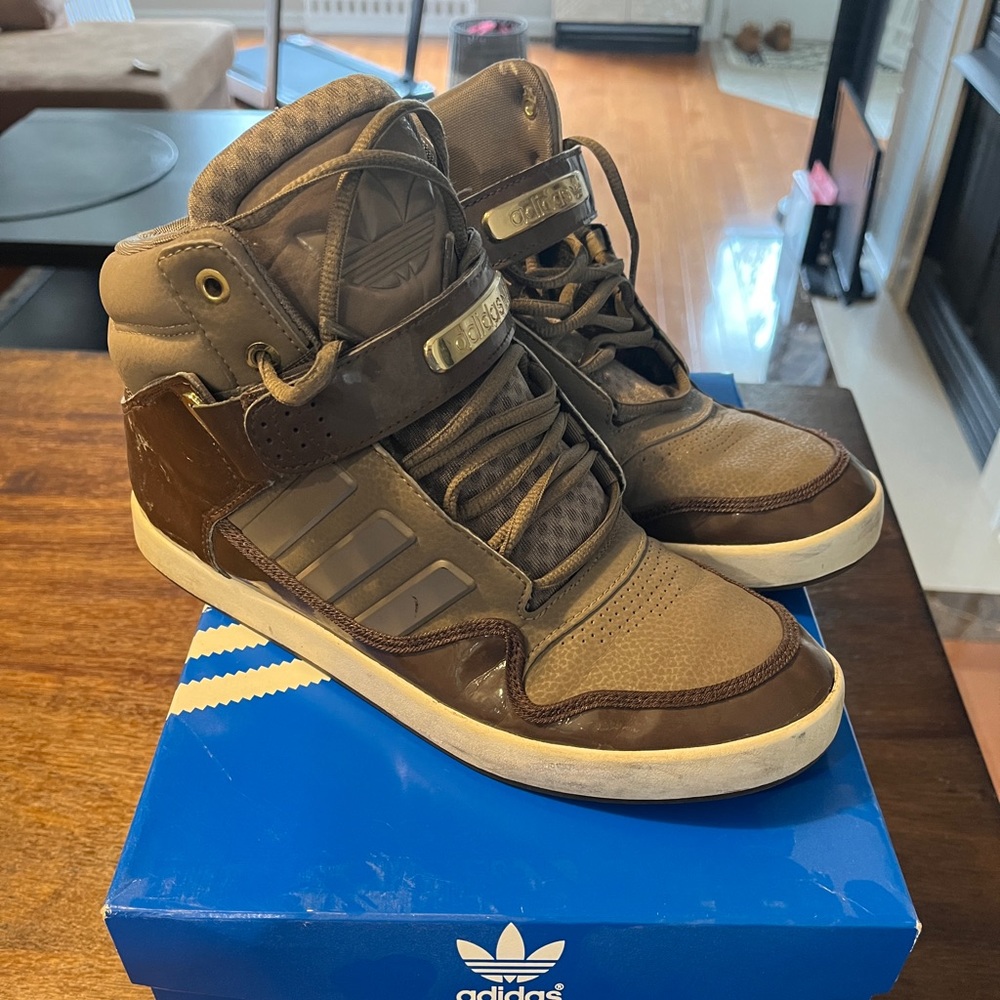 Lightly Worn High Top Adidas AR 2.0 - Size 8.5